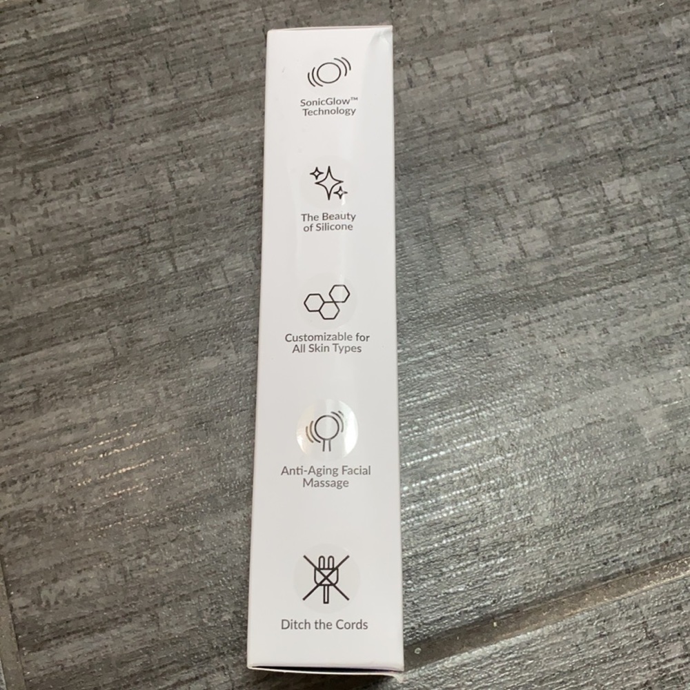 Brand new sealed in box pmd smart facial device - Picture 2 of 6